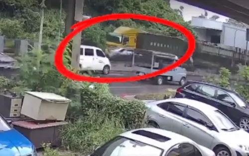 ▲ 高雄市大寮區19日下午發生一起火車追撞小客車意外，導致小客車被撞上分隔島、冒出火花與白煙，畫面相當驚險。（圖／翻攝畫面）