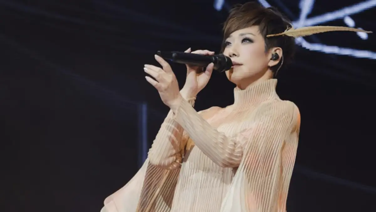 ▲天后林憶蓮（如圖）昨（19）日於澳門舉辦《迴響 Resonance2025 巡迴演唱會》，亦是首次大型室內場館演出，林憶蓮唱得盡興，一連祭出2段Encore橋段，喊話歌迷：「多謝大家！今晚可能會唱到天光？哈哈！不是有颱風嗎？大家今晚不想回家了嗎？」（圖／索尼音樂提供）