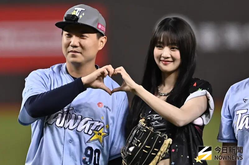 ▲原本擔任賽後表演嘉賓的韓國人氣天團idle主場Minnie驚喜開球，接捕的則是本屆明星賽人氣王、中信兄弟江坤宇，合影環節時，江坤宇主動搭訕Minnie，要求比愛心，讓全場4萬人球迷瞬間暴動。（圖／記者葉政勳攝 ,2025.07.20）