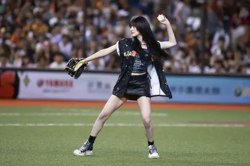 左撇子的Minnie投出完美、沒有落地的好球進手套。(圖/記者葉政勳攝 ,2025.07.20) ▲左撇子的Minnie投出完美、沒有落地的好球進手套。(圖/記者葉政勳攝 ,2025.07.20)