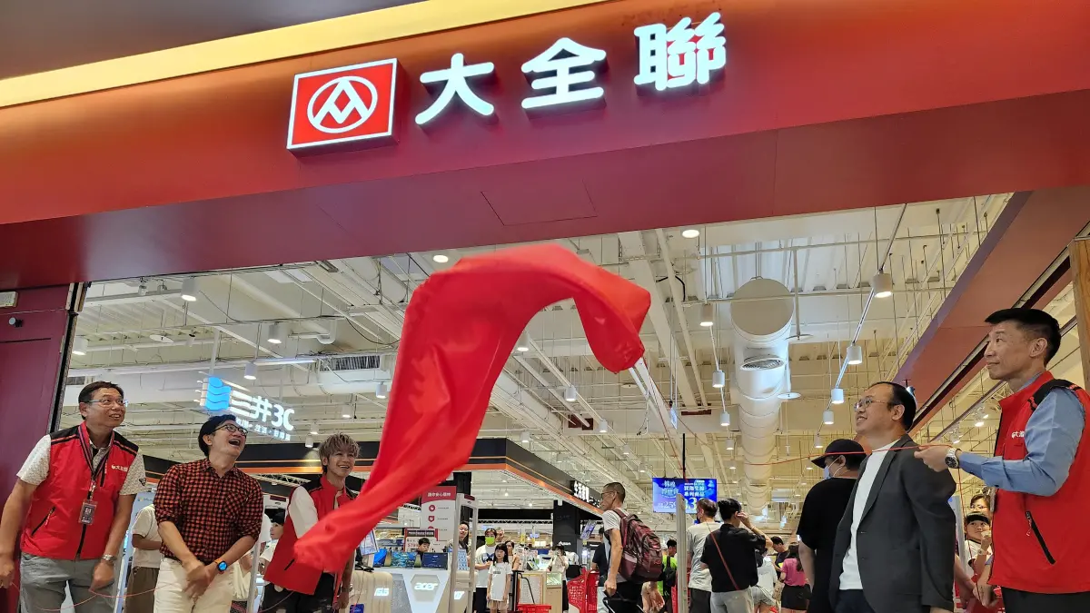 ▲大潤發內湖店入口處換上「大全聯」招牌，「鼓鼓」呂思緯驚喜現身支援收銀。（圖／記者吳翊緁攝）