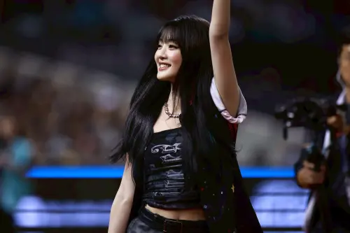 i-dle主唱Minnie一站上投手丘,就展現學習4年的中文實力,用標準的中文跟台灣球迷打招呼。(圖/記者葉政勳攝 ,2025.07.20) ▲i-dle主唱Minnie一站上投手丘,就展現學習4年的中文實力,用標準的中文跟台灣球迷打招呼。(圖/記者葉政勳攝 ,2025.07.20)