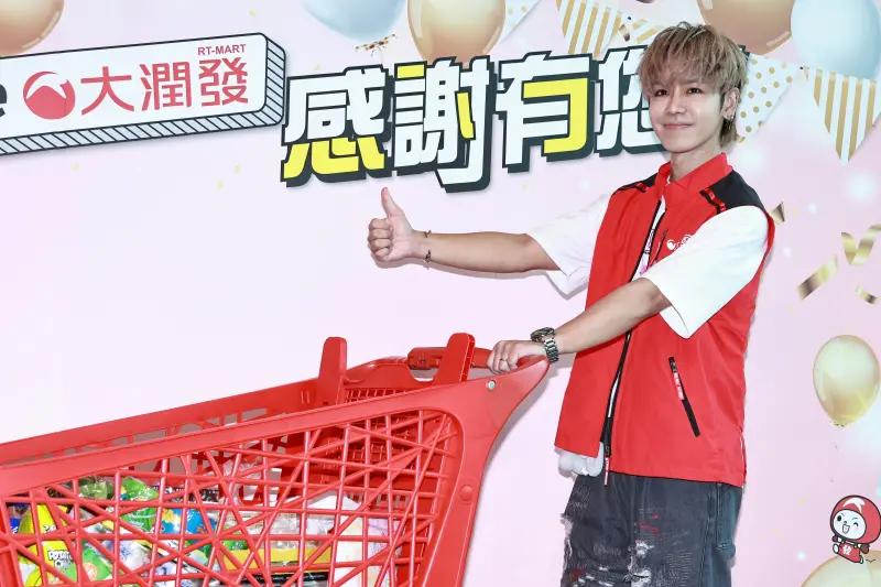 ▲全台大潤發招牌將走入歷史，在8月1日前會全數更換為「大全聯」，內湖店今（20）日特地由鼓鼓現身支援收銀。（圖／記者吳翊緁攝）