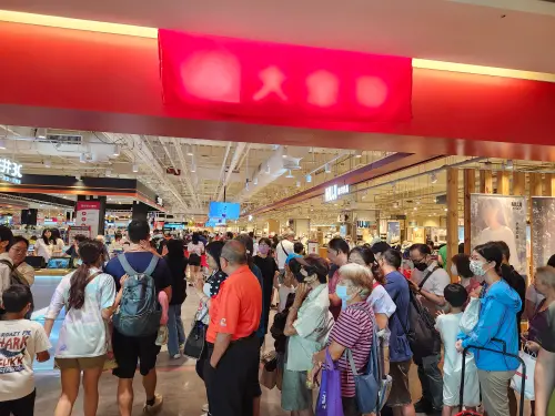 ▲內湖大潤發換牌前夕，假日來客滿滿。（圖／記者吳翊緁攝）