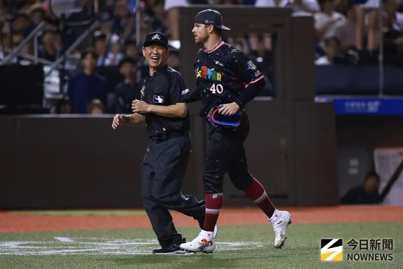 ▲明星隊後勁秀味十足，跟著裁判進入技術室觀看電視輔助判決。（圖／記者葉政勳攝,2025.07.20）