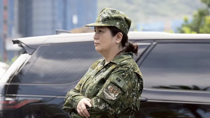 女幕僚著軍服違反慣例？總統府：一切配合軍方安排無違法違規