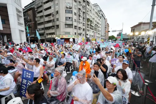 ▲民眾黨在北平東路的「民主起義」集會，現場喊出破萬人參與。（圖／民眾黨提供，2025.07.20）