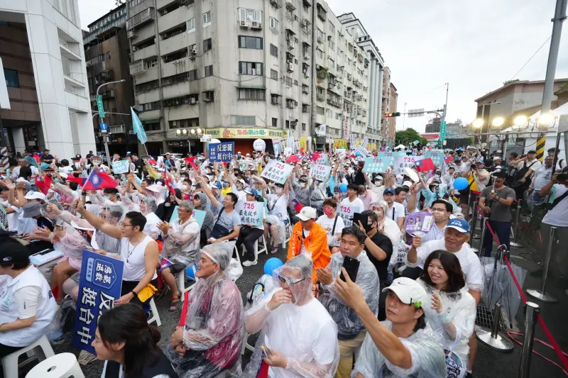 ▲民眾黨在北平東路的「民主起義」集會，現場喊出破萬人參與。（圖／民眾黨提供，2025.07.20）