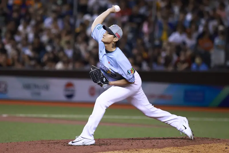 ▲中華隊第3局推派富邦悍將「歐爸」李東洺上場中繼，在場邊應援的女友瑟七帶頭喊聲，還甜喊「李東洺、加油！」（圖／記者葉政勳攝 ,2025.07.20）