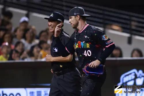 ▲明星隊後勁秀味十足，跟著裁判進入技術室觀看電視輔助判決。（圖／記者葉政勳攝,2025.07.20）