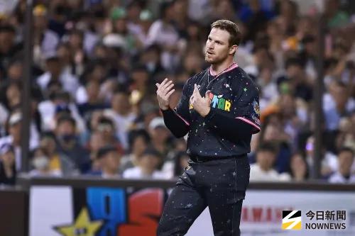 ▲明星隊後勁秀味十足，在場上不停變化投球姿勢，增加娛樂效果。（圖／記者葉政勳攝,2025.07.20）