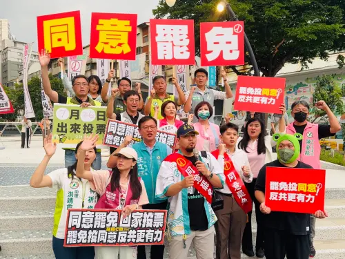 ▲中六罷免領銜人「呱呱」（前右一），經常以青蛙裝出席大小罷免活動，日前累倒送醫。（資料畫面／台中罷聯提供）