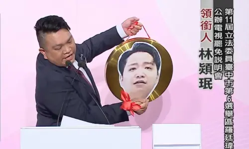 ▲中六罷免領銜人林熲珉在說明會中敲鑼，高喊「罷免羅廷瑋，台中回正軌」。（圖／翻攝台中市選委會YT，2025.07.20）