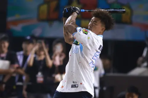 影／台灣正港二刀流！郭泓志44歲大巨蛋開轟！　球迷嘆：真不死鳥
