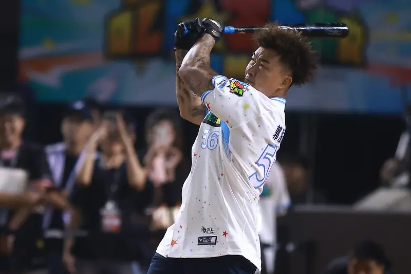 ▲已退休多年的郭泓志以44歲之齡一棒轟出右外野全壘打，並霸氣甩棒，掀起全場超過4萬名球迷的驚呼與掌聲。此番驚艷演出，不僅復刻他在道奇時期的經典場面，也在網路上掀起熱烈討論。（圖／記者葉政勳攝）