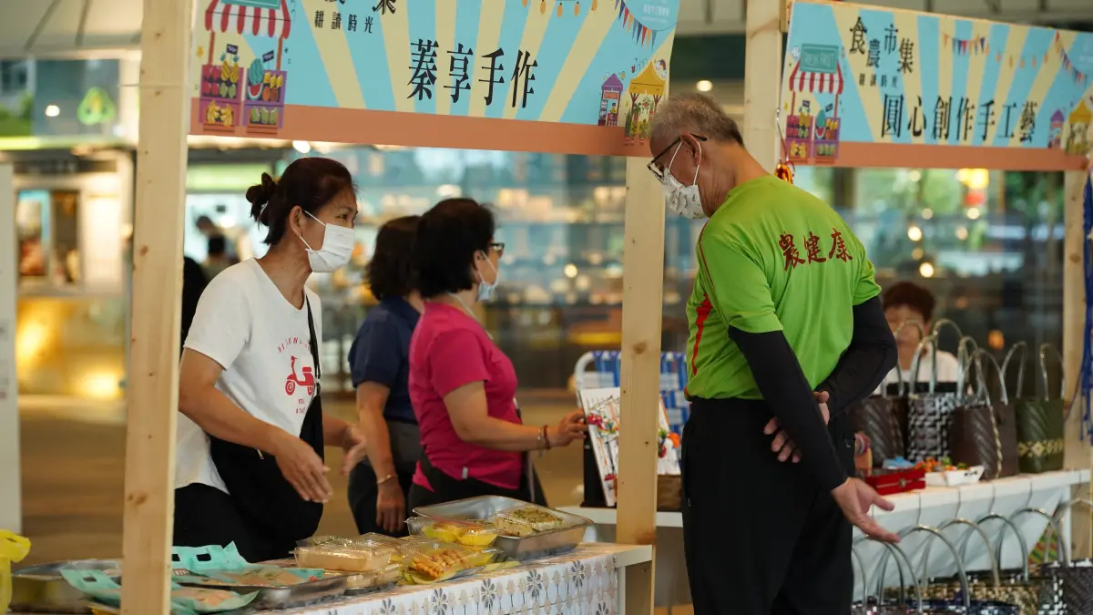 高市圖食農市集「書與農」的小宇宙等民眾尋寶