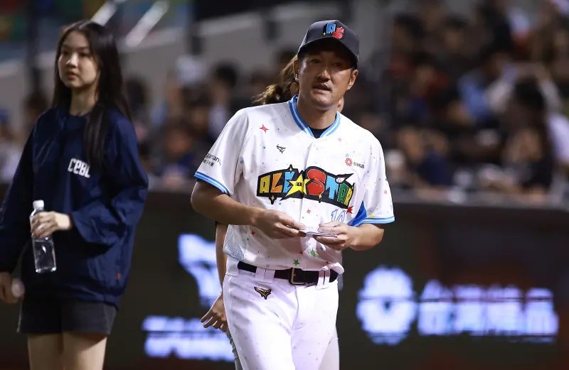 ▲明星隊總教練平野惠一與人氣王江坤宇比賽車，平野惠一嗆聲說自己是玩紅白機長大的，比賽開始後也一路領先，卻在最後關頭被子弟兵江坤宇超車，賽後氣到拿著麥克風開玩笑說，「跟我到屏東報到！」（圖／記者葉政勳攝 ,2025.07.20）