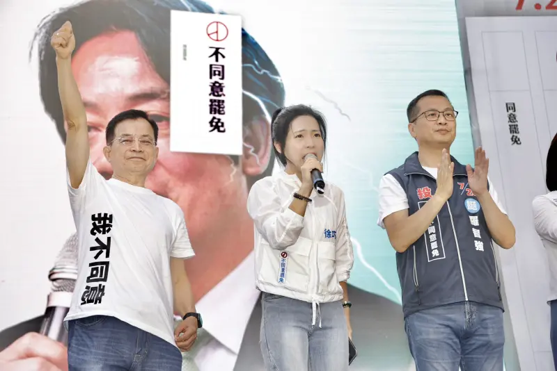 ▲徐巧芯向小草表示因為民眾黨是不分區沒辦法罷免，所以把狙擊目標放到藍委身上，這樣合理嗎。（圖／NOWNEWS攝影中心攝）