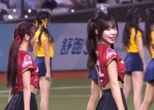 ▲影片中，李多慧在熱舞過程中突然對著空拍機俏皮眨眼，展現驚人鏡頭感與親和魅力，瞬間點燃全場氣氛。（圖／翻攝自YouTube）