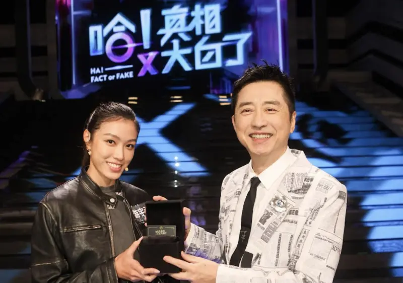 ▲「最美星二代」游鴻明的愛女游宇潼（左）在《哈！真相大白了》表現超搶眼，滿分過關奪金牌。卜學亮搶答慢一拍，全場看到都笑了，庾澄慶（右）更是邊笑邊搖頭。（圖／公視提供）