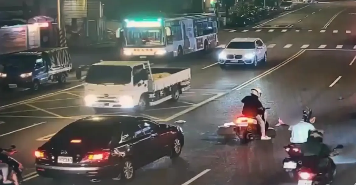 新北新店區車禍 送貨員突穿越馬路遭機車撞飛 騎士煞車不及釀傷