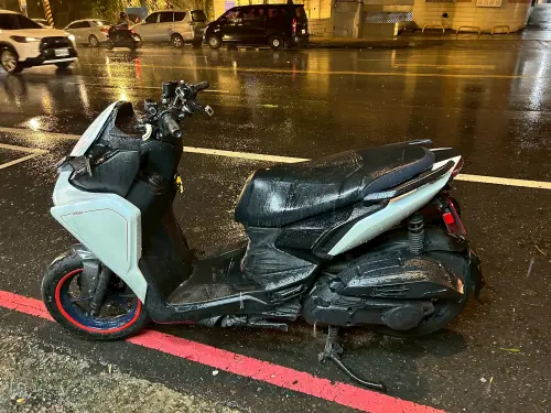 ▲ 新北市新店北宜路18日發生一起車禍事故，一名男子跨越馬路，當場被機車撞飛。（圖／翻攝畫面）