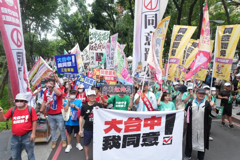 ▲由多個罷免團體發起的「大台中我同意」超過5千名市民不畏風雨力挺罷免(圖／柳榮俊攝2025.7.20)