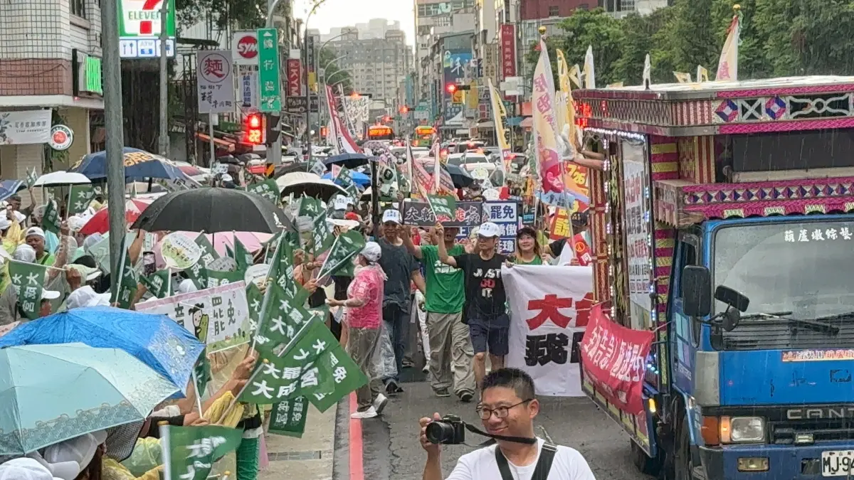 ▲「大台中我同意」遊行，午後傾盆大雨，超過5千人撐傘、穿雨衣從南屯公益路出發，一路走到北區元保宮。（圖／記者柳榮俊攝影）