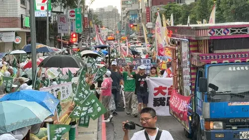 ▲「大台中我同意」遊行，午後傾盆大雨，超過5千人撐傘、穿雨衣從南屯公益路出發，一路走到北區元保宮(圖／柳榮俊攝2025.7.20)