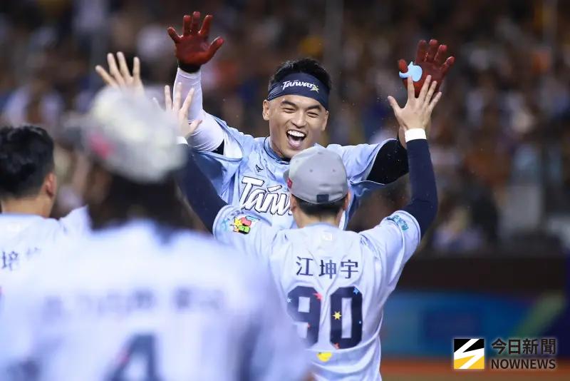 ▲中職明星賽今（20）日展開第2天賽程，此役同樣是湧入滿場4萬人的觀眾，2日合計創下8萬人的紀錄，為史上最賣座的明星系列賽，賽中出現許多逗趣場面，打完前9局雙方形成平手。聯盟也啟動延長加賽，進行全壘打PK戰，最後中華隊靠著朱育賢的致勝全壘打，在PK戰以2：1擊退明星隊。（圖／記者葉政勳攝,2025.07.20）