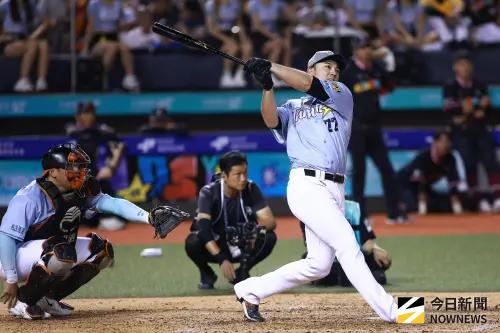 ▲中華隊首棒推出林安可，首球敲出平飛球，第2球平飛球，第3球開轟，雙方1：1平手。（圖／記者葉政勳攝,2025.07.20）