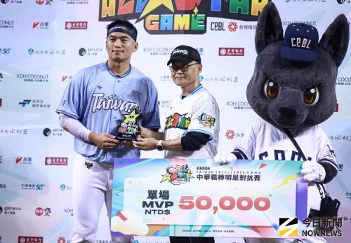 ▲中華職棒36年明星賽第二天,朱育賢在延長賽全壘打賽制敲出再見全壘打獲選單場最有價值球員。(圖/記者葉政勳攝 ,2025.07.20) ▲中華職棒36年明星賽第二天,朱育賢在延長賽全壘打賽制敲出再見全壘打獲選單場最有價值球員。(圖/記者葉政勳攝 ,2025.07.20)