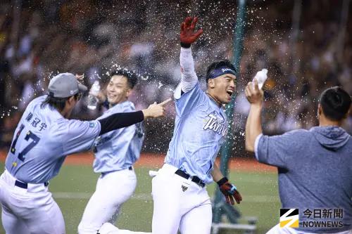 ▲中華職棒36年明星賽第二天，朱育賢在延長賽全壘打賽制敲出再見全壘打獲選單場最有價值球員。（圖／記者葉政勳攝 ,2025.07.20）