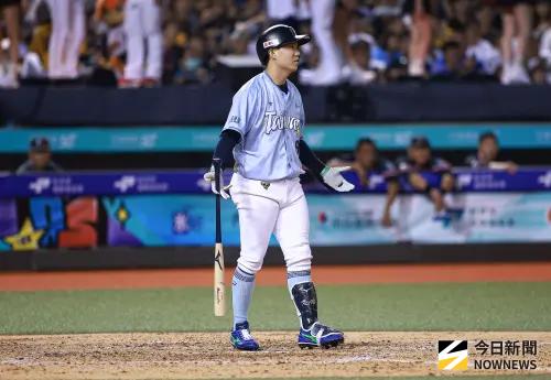 ▲中華職棒36年明星賽第二天，中信兄弟外野手宋晟睿九局登板投球對江坤宇投出觸身球，兩人隨即馬上抱在一起讓眾人笑翻。（圖／記者葉政勳攝 ,2025.07.20）