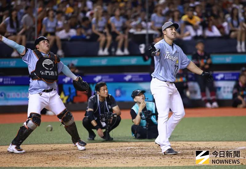 ▲中華職棒36年明星賽，代表明星隊的林安可在延長PK賽中敲出一支全壘打，背後接補的曾頌恩也顯得很振奮。（圖／記者葉政勳攝 ,2025.07.20）