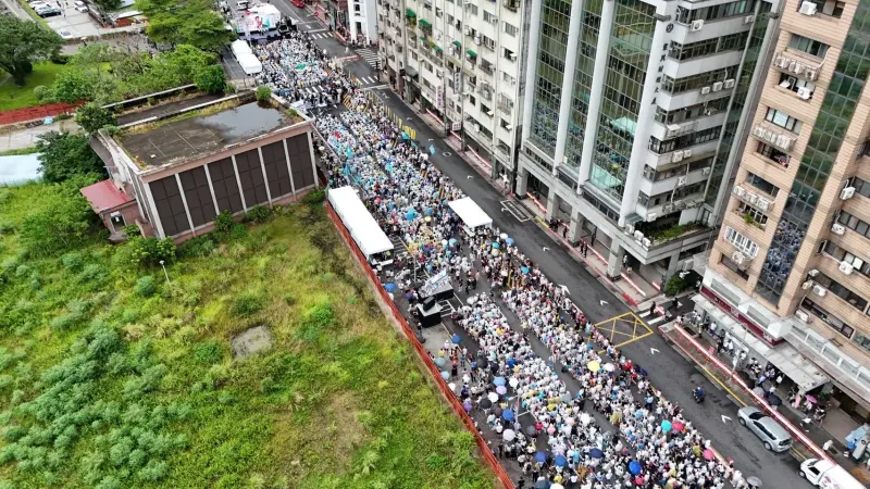快訊／疑小草衝辦公室丟雞蛋！民進黨：報警處理、絕不寬貸