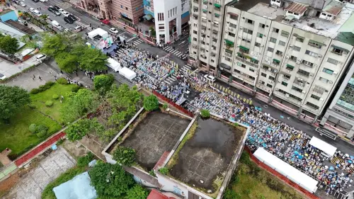 民眾黨 ▲民眾黨赴民進黨中央踢館宣傳反罷免,喊出現場破2萬人到場聲援。(圖/民眾黨提供)