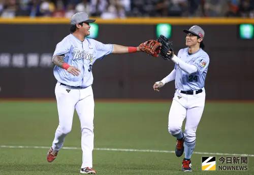 ▲中華職棒36年明星賽,代表中華隊出賽的陳傑憲(右)和林智勝(左)在場上互相鼓勵。(圖/記者葉政勳攝 ,2025.07.20) ▲中華職棒36年明星賽,代表中華隊出賽的陳傑憲(右)和林智勝(左)在場上互相鼓勵。(圖/記者葉政勳攝 ,2025.07.20)