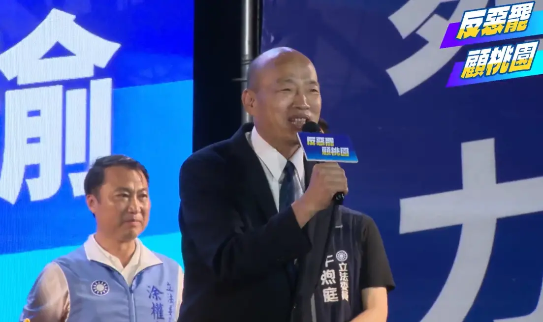 ▲韓國瑜現身挺桃園6藍委，開場就唱《夜襲》，「夜色茫茫、星月無光」，嗨翻現場韓粉。（圖／翻攝畫面）