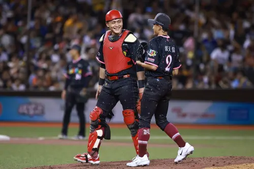 ▲本戰郭天信登板時，捕手則由劉基鴻（左）擔任，他笑說自己上一次當捕手是國小了，但這次知道郭天信要登板，很想試看看，捕手護具還是跟葉君璋總教練借的。（圖／記者葉政勳攝,2025.07.20）