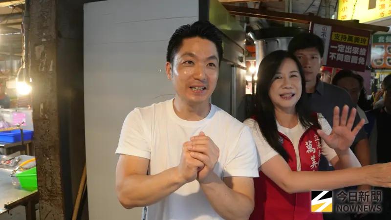 ▲台北市長蔣萬安陪同立委萬美玲,到桃園同安黃昏市場掃街反罷免。(圖/記者呂炯昌攝,2025.07.20)