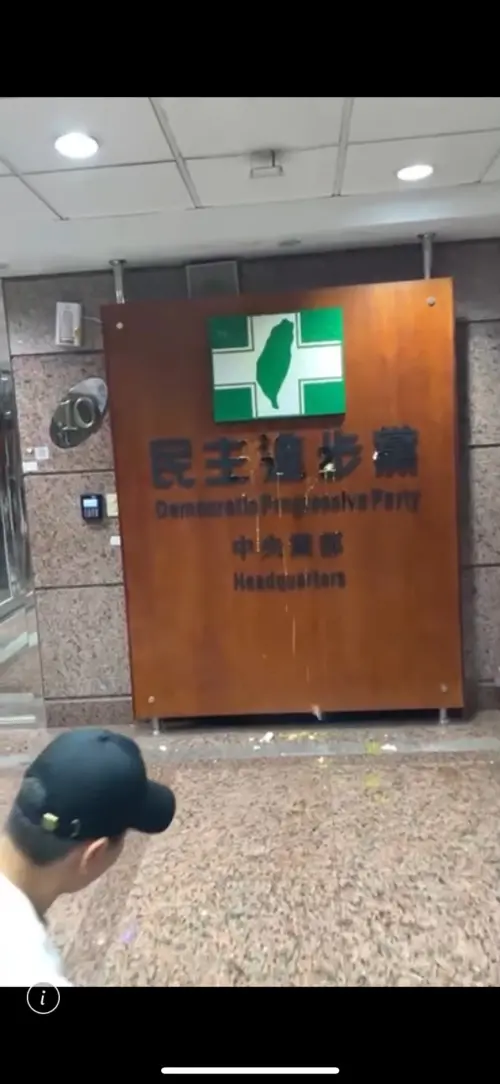 民進黨遭蛋洗！周軒揭現場影片　驚見白衣男子動手
