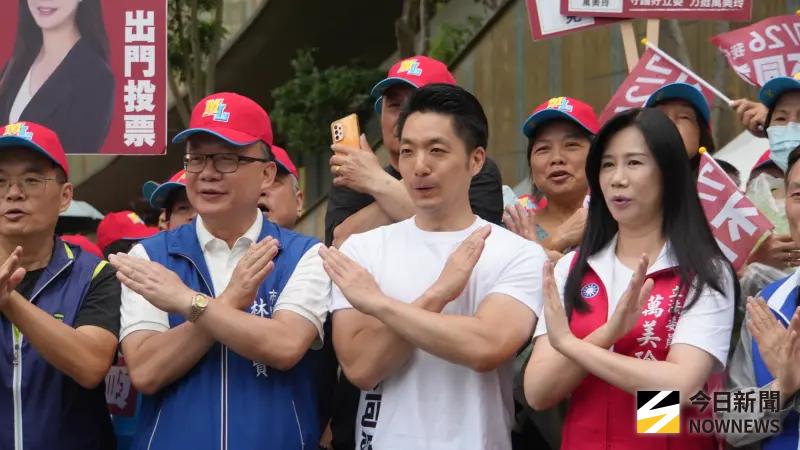 直擊／「雙萬」合體！蔣萬安陪萬美玲掃街　婆媽搶跟帥哥市長合影
