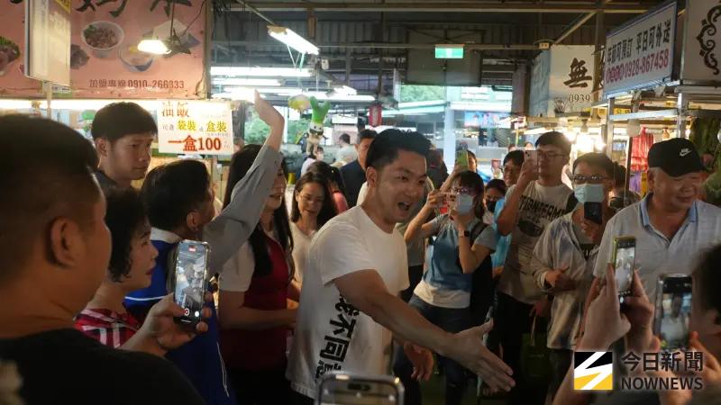 ▲台北市長蔣萬安陪同立委萬美玲,到桃園同安黃昏市場掃街反罷免。(圖/記者呂炯昌攝,2025.07.20)