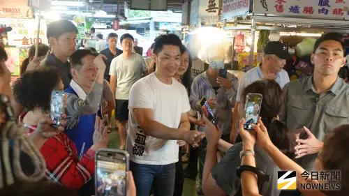 ▲台北市長蔣萬安陪同立委萬美玲，到桃園同安黃昏市場掃街反罷。（圖／記者呂炯昌攝，2025.07.20）