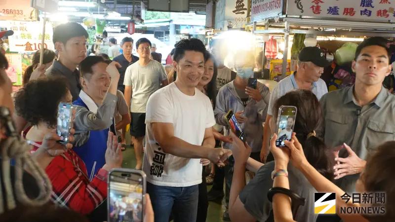 ▲台北市長蔣萬安陪同立委萬美玲,到桃園同安黃昏市場掃街反罷免。(圖/記者呂炯昌攝,2025.07.20)