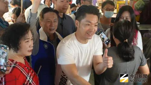 ▲台北市長蔣萬安陪同立委萬美玲，到桃園同安黃昏市場掃街反罷。（圖／記者呂炯昌攝，2025.07.20）