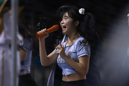 ▲林佳緯登板投球，賴可喊「我的寶貝」全場歡呼。（圖／記者葉政勳攝,2025.07.20）