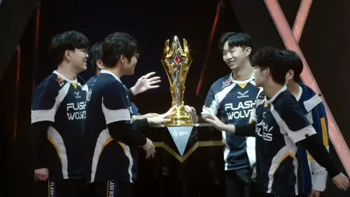 ▲閃電狼隊員捧起APL2025冠軍獎盃。（圖／Garena 傳說對決）