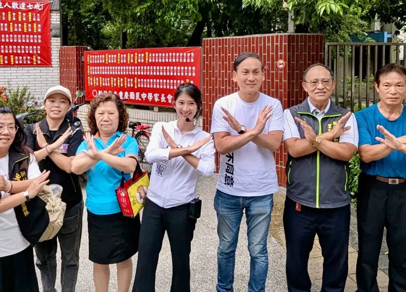 ▲國民黨發言人李明璇表示，自己20日和葉元之一起走進板橋重慶市場，發現板橋根本是罷團的大本營。（圖／翻攝李明璇臉書）